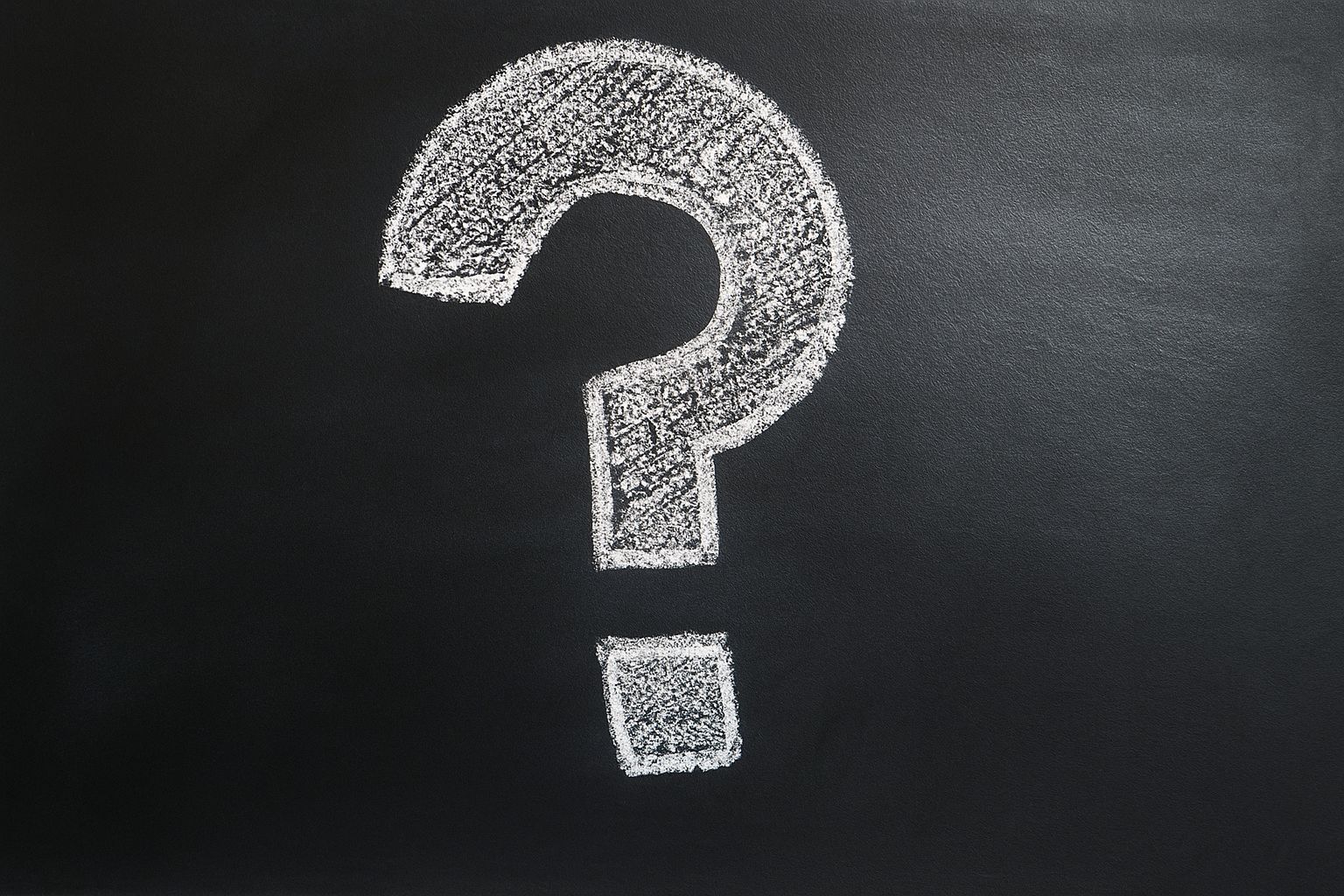 Vrouw draagt naadloos aim'n trainingspak met trui en legging op straat.